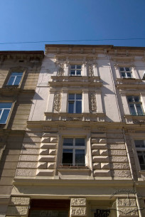 Пл. Ринок, 11. Вид на пристінок бічного фасаду (фасаду з боку вул. Сербської)