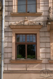 Пл. Ринок, 12. Вікно ІІ-го поверху