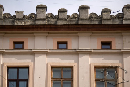 Пл. Ринок, 12. Вид на вікна IV-го пов., стрихові вікна та аттик