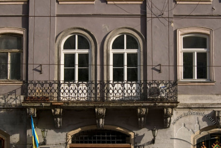 Пл. Ринок, 18. Фрагмент фасаду в рівні ІІ-го пов. з кам'яним балконом
