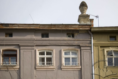Пл. Ринок, 18. Фрагмент фасаду в рівні IV-го пов.