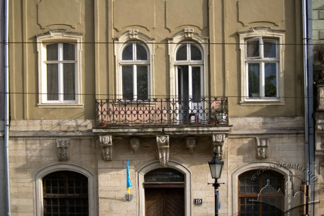 Пл. Ринок, 19. Фасад в рівні І-ІІ-го поверхів