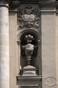 Vul. Vynnychenka, 30a. A niche on the principal facade