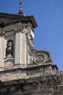 Vul. Vynnychenka, 30a. Volutes on the principal facade