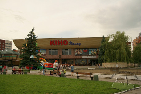 Prosp. Chervonoi Kalyny, 81. The cinema building's principal facade