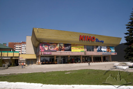 Prosp. Chervonoi Kalyny, 81. The cinema building's principal facade