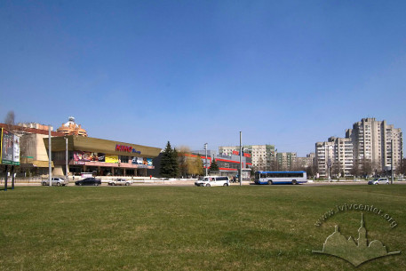 Prosp. Chervonoi Kalyny, 81. The cinema amidst the surrounding buildings, a view from the southwest