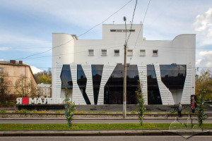 Просп. Чорновола, 2 – кінотеатр (не діє)