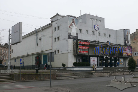 Просп. Чорновола, 2. Загальний вигляд будинку з просп. Чорновола