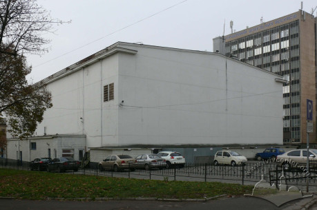 Просп. Чорновола, 2. Вигляд будинку з боку пл. Св. Теодора