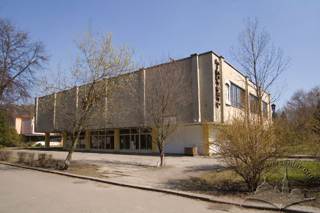 Вул. Самчука, 12. Вигляд кінотеатру з головної алеї парку