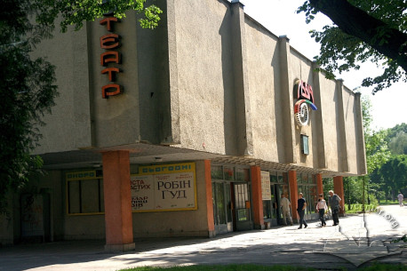Вул. Самчука, 12. Фасад з головним входом до кінотеатру