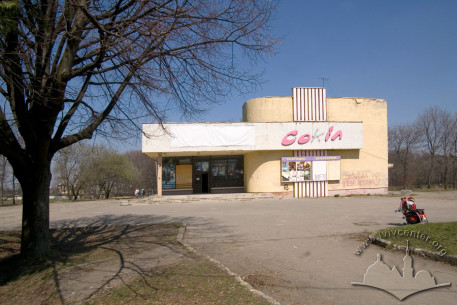 Вул. В. Великого, 14а. Головний фасад кінотеатру