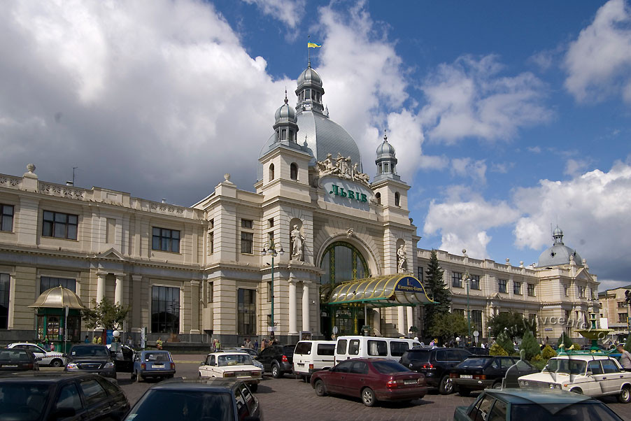 Пл. Двірцева, 1 – кінотеатр (не діє)