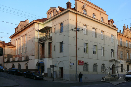 Вул. Личаківська, 99. Зовнішній вигляд. У будинку повинен був відкритись у 1939 р. кінотеатр "Патрія". Однак через початок Другої світової війни кінотеатр так і не запрацював.