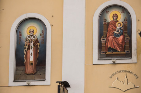 Vul. Hrushevskoho, 2.