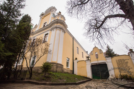Vul. Hrushevskoho, 2.