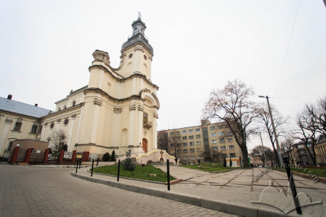 Вул. Тершаковців, 9. Колишній костел і територія перед ним