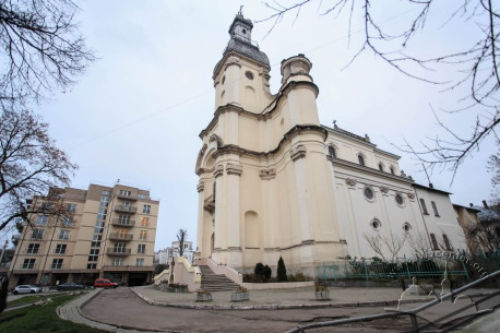 Вул. Тершаковців, 9. Вигляд колишнього костелу з південно-західного боку. На дальньому плані видніється будівля головного корпусу Ветеринарної академії (вул. Пекарська, 50)