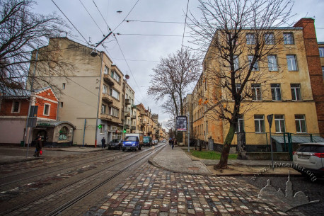 Вигляд вул. Генерала Чупринки у бік центру міста. Справа – будинок №45