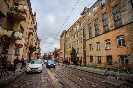 Вигляд вул. Генерала Чупринки у бік центру міста. Справа – будинок №45