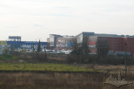 вул. Стрийська, 30 (с. Сокільники). З 2010 р. у торговому центрі працює кінотеатр "Планета кіно".