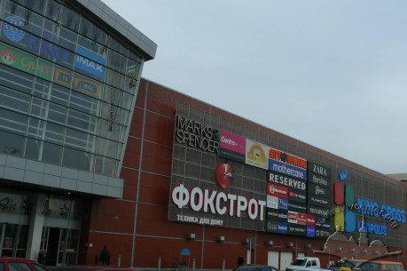 вул. Стрийська, 30 (с. Сокільники). З 2010 р. у торговому центрі працює кінотеатр "Планета кіно".