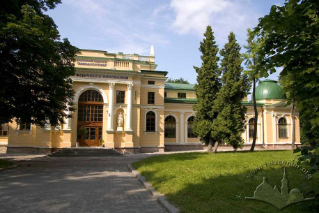 Вул. Самчука, 24 (територія Стрийського парку). Фрагмент головного фасаду спортивного корпусу
