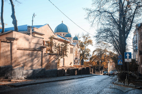 A view down vul. Korolonka. On the left, former gathering hall of the Capuchin monastery (today used by Russian Cultural Center)