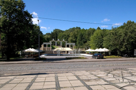 Vul. Vitovskoho. The swimming pool was situated on this place. Bohdan Chmelnytskyi recreational park is on the background.