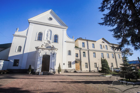 Vul. Korolenka, 1. The former church (now prayer hall) and monastery building (on the right)