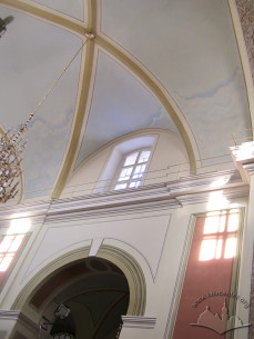 Vul. Korolenka, 1. Arch between the nave and an aisle, and the lunette vault above