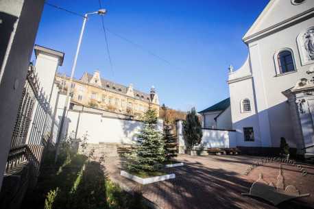 Vul. Korolenka, 1. Courtyard in front of the former church