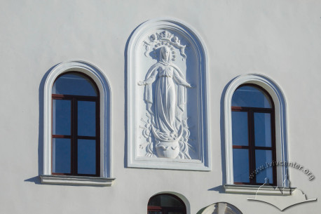 Vul. Korolenka, 1. Windows and bass-relief depicting he Blessed Virgin of the Immaculate Conception on the main facade