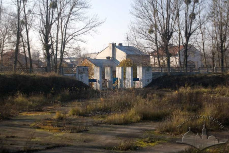 Вул. Золота, 32. Вхід на територію стадіону. На другому плані - забудова вулиці Золотої