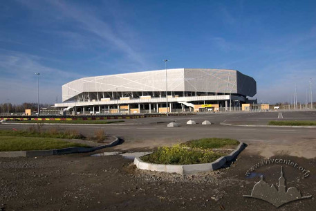 Vul. Stryiska, 199. The southern facade of the building, a parking lot is seen on the right.
