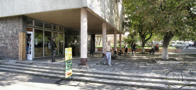 Prosp. Chornovola, 4. The view of main entrance.