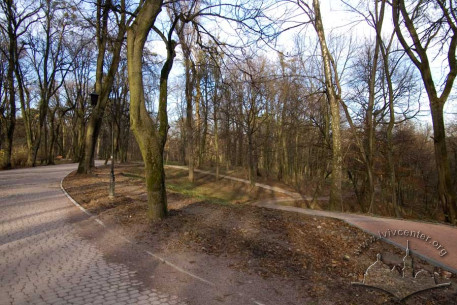 Western end of Stryiskyi Park, winding descent to the lower terrace