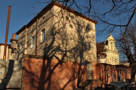 Vul. Kryvonosa, 1. Former monastery premises to the west of the church
