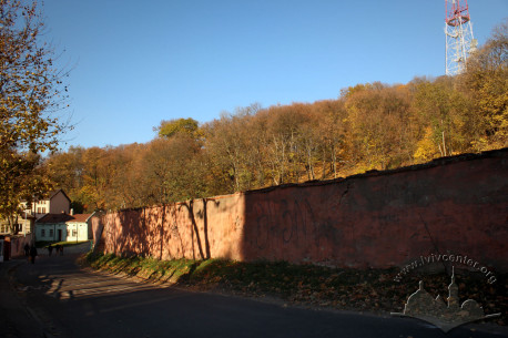 Vul. Kryvonosa, 1. Former monastery wall along vul. Zamkova