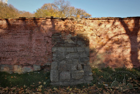 Vul. Kryvonosa, 1. A part of the wall with a stone buttress