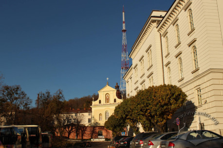 Vul. Kryvonosa, 1. The church building as seen from vul. Vynnychenka. On the right, the Roman Catholic Curia building