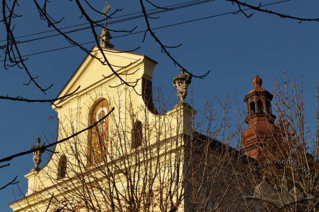 Vul. Kryvonosa, 1. Church building's pediment and fleche
