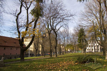 Greenway between Pidvalna and Vynnychenka Streets; in the background, the Dnister Insurance building.
