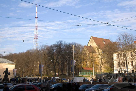 North side of Pidvalna/Vynnychenka greenway; in the background, Zamkova Hora.