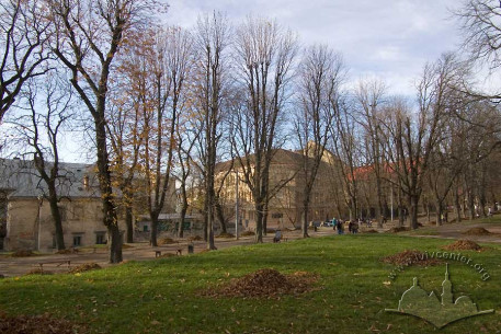 Pidvalna/Vynnychenka greenway, north side.