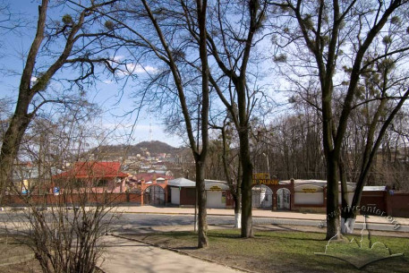 Green space on Zolota Street, to the east, the Poltva Valley and Zamkova Hora.