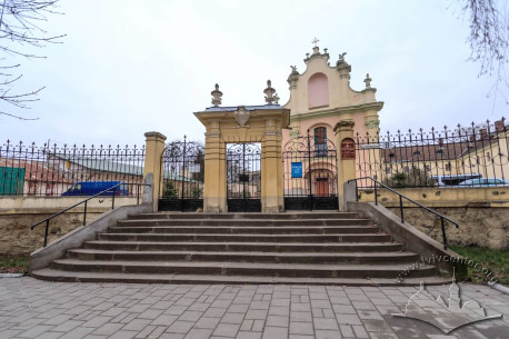 Vul. Zhovkivska, 8. The main entrance to the territory