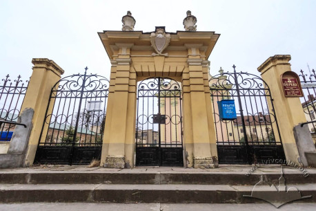 Vul. Zhovkivska, 8. The main entrance gate