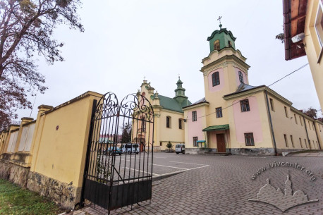 Vul. Zhovkivska, 8. Vehicle entrance to the territory